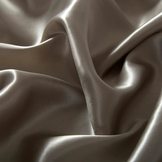 Drap housse en soie gris claire