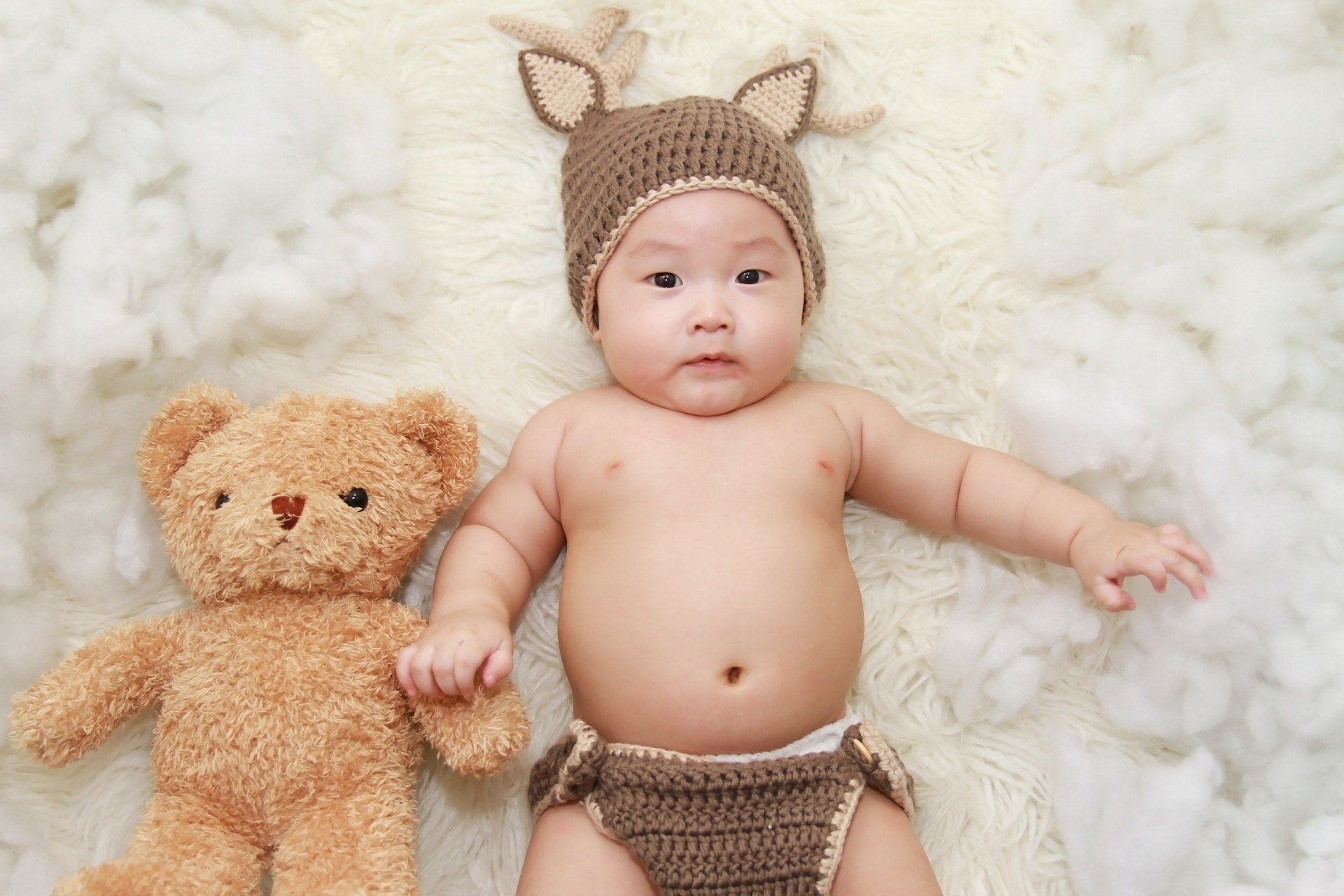 bebe allonger sur du coton
